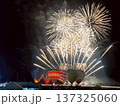 熱気球と花火の光の共演 137325060