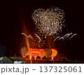 熱気球と花火の光の共演 137325061