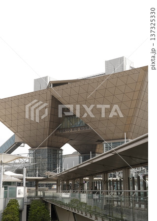 近未来的なデザインの展示会場、東京ビッグサイトの風景 137325330