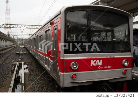 日本の中古車両が活躍するインドネシアの通勤電車／ジャカルターボゴール間を走るKAI Commuter 137325421