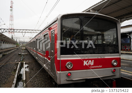 日本の中古車両が活躍するインドネシアの通勤電車／ジャカルターボゴール間を走るKAI Commuter 137325422