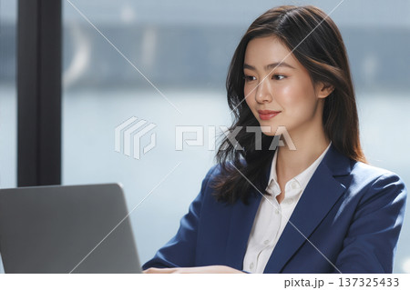 ノートパソコンを操作する日本人女性　Generative AI 137325433