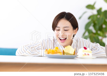 ケーキを選ぶ女性 137325436