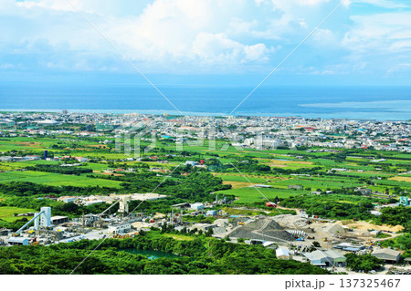 沖縄　石垣島　夏の青空と展望風景 137325467