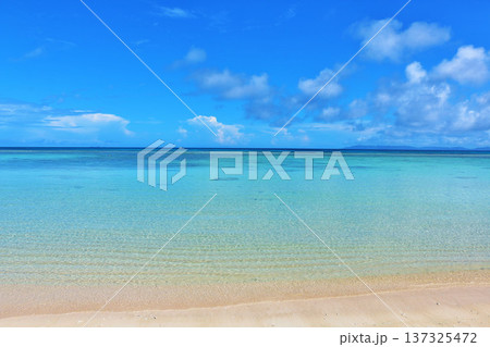 沖縄県　波照間島　夏の青空と海 137325472
