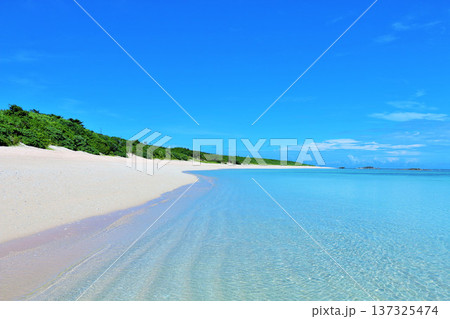 沖縄県　波照間島　夏の青空と海 137325474