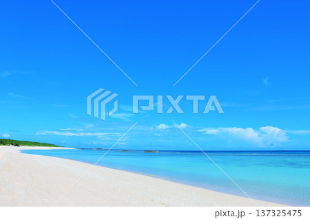 沖縄県 波照間島 夏の青空と海 沖縄県 波照間島 夏の青空と海 137325475