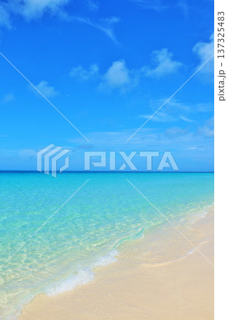 沖縄 宮古島 与那覇前浜の青空と海 沖縄 宮古島 与那覇前浜の青空と海 137325483