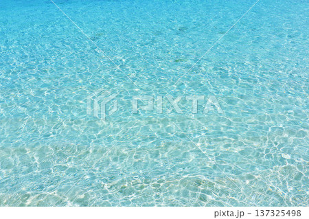 沖縄　宮古島の青い海 137325498