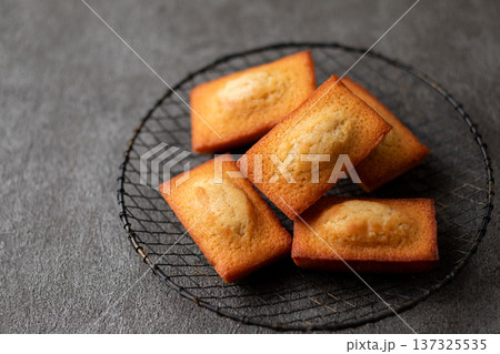 カゴに乗ったフィナンシェ 137325535