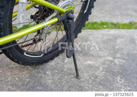 子供用自転車の1本スタンド 137325625