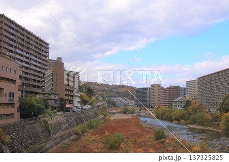 武庫川が流れる兵庫県宝塚市の晩秋の風景(横長) 137325825