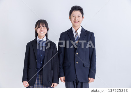 制服を着た笑顔の学生 男女 制服を着た笑顔の学生 男女 137325858