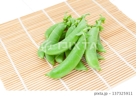 新鮮なスナップエンドウ 137325911