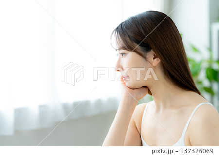 スキンケアをする女性 137326069