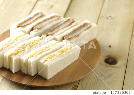 ヒレカツサンドとたまごサンド 137326362