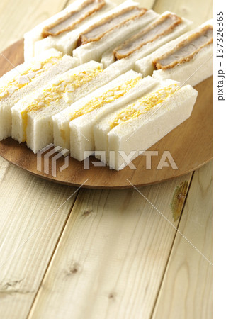 ヒレカツサンドとたまごサンド 137326365