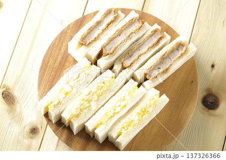 ヒレカツサンドとたまごサンド 137326366