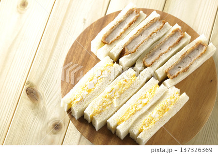 ヒレカツサンドとたまごサンド 137326369