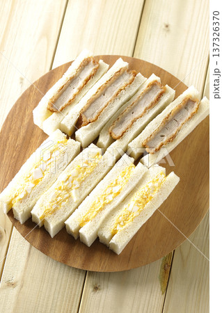 ヒレカツサンドとたまごサンド 137326370