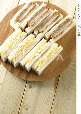 ヒレカツサンドとたまごサンド 137326372