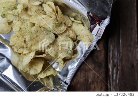 パーティー開けした海苔塩ポテトチップス スナック菓子 パーティー開けした海苔塩ポテトチップス スナック菓子 137326482