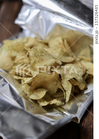パーティー開けした海苔塩ポテトチップス スナック菓子 パーティー開けした海苔塩ポテトチップス スナック菓子 137326485