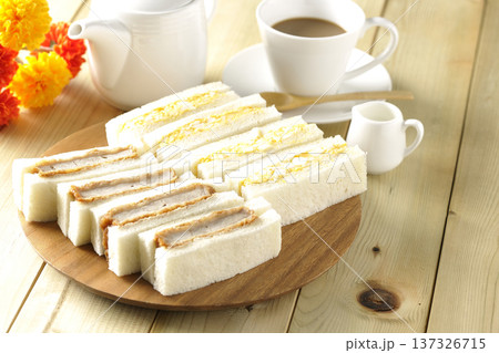 ヒレカツサンドとたまごサンドとコーヒー ヒレカツサンドとたまごサンドとコーヒー 137326715