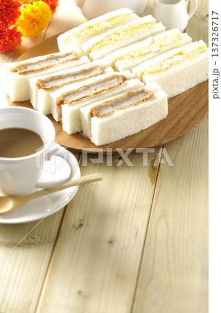 ヒレカツサンドとたまごサンドとコーヒー 137326717