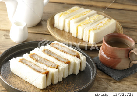 ヒレカツサンドとたまごサンドとコーヒー ヒレカツサンドとたまごサンドとコーヒー 137326723