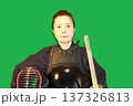 剣道シニア女性、防具姿 137326813