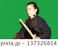 剣道シニア女性、防具姿 137326814