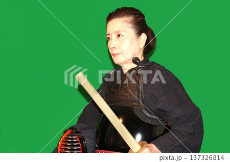 剣道シニア女性、防具姿 剣道シニア女性、防具姿 137326814