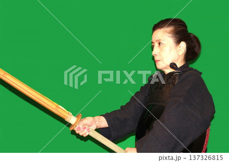 剣道シニア女性,防具姿 137326815