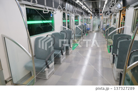 大阪メトロ 400系の車内 大阪メトロ 400系の車内 137327289