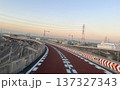 都市高速のカーブランプ 赤舗装の高速道路 137327343