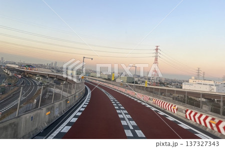 都市高速のカーブランプ 赤舗装の高速道路 137327343