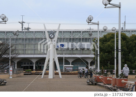 片町線　住道駅の駅舎 137327400