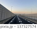 都市高速道路の直線道路 夕方のドライバー視点 137327574