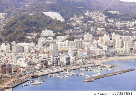 熱海城から見た熱海市街 137327651