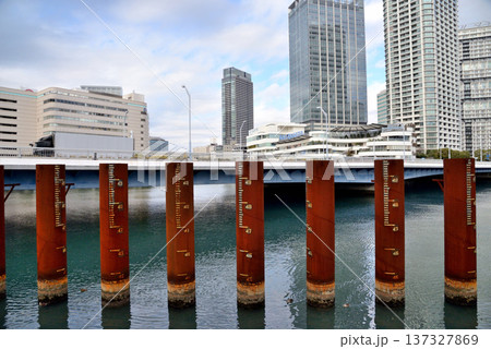横浜ポートサイド公園を流れる帷子川に設置された水位計測管 横浜ポートサイド公園を流れる帷子川に設置された水位計測管 137327869