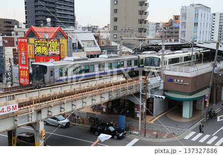 玉造駅に到着する225系快速 玉造駅に到着する225系快速 137327886