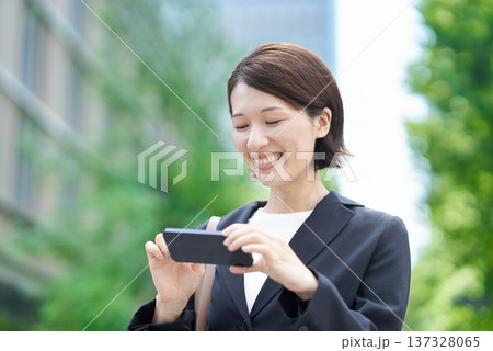 スマートフォンを操作するビジネスウーマン スマートフォンを操作するビジネスウーマン 137328065
