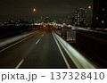 夜の都市高速道路を走る物流トラックと東京の夜景 137328410