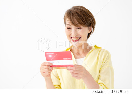 通帳を見て喜ぶ女性 通帳を見て喜ぶ女性 137329139