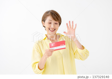 通帳を見て喜ぶ女性 通帳を見て喜ぶ女性 137329140