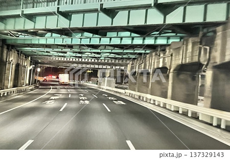 夜の都市高速道路と高架橋の下を走る車の交通風景 夜の都市高速道路と高架橋の下を走る車の交通風景 137329143