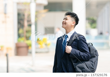 若い男性　ビジネス　見上げる 137329176