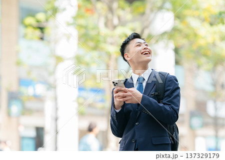 若い男性 ビジネス スマホ 若い男性 ビジネス スマホ 137329179