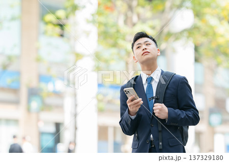 若い男性 ビジネス スマホ 若い男性 ビジネス スマホ 137329180
